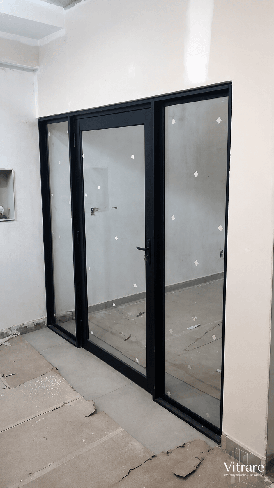 Esquadria preta em ambiente residencial moderno
