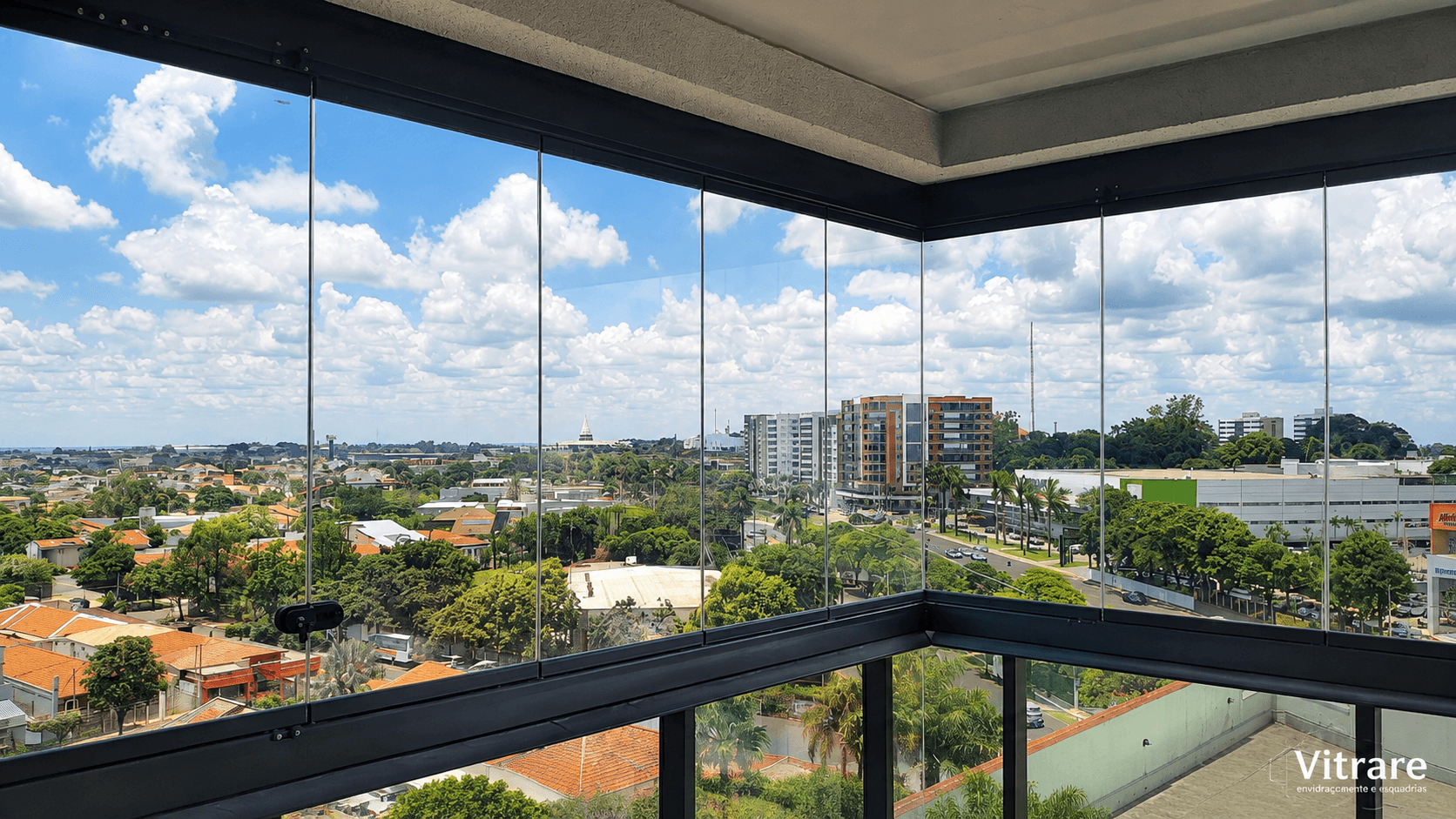Sacada envidraçada com vista urbana e acabamento premium