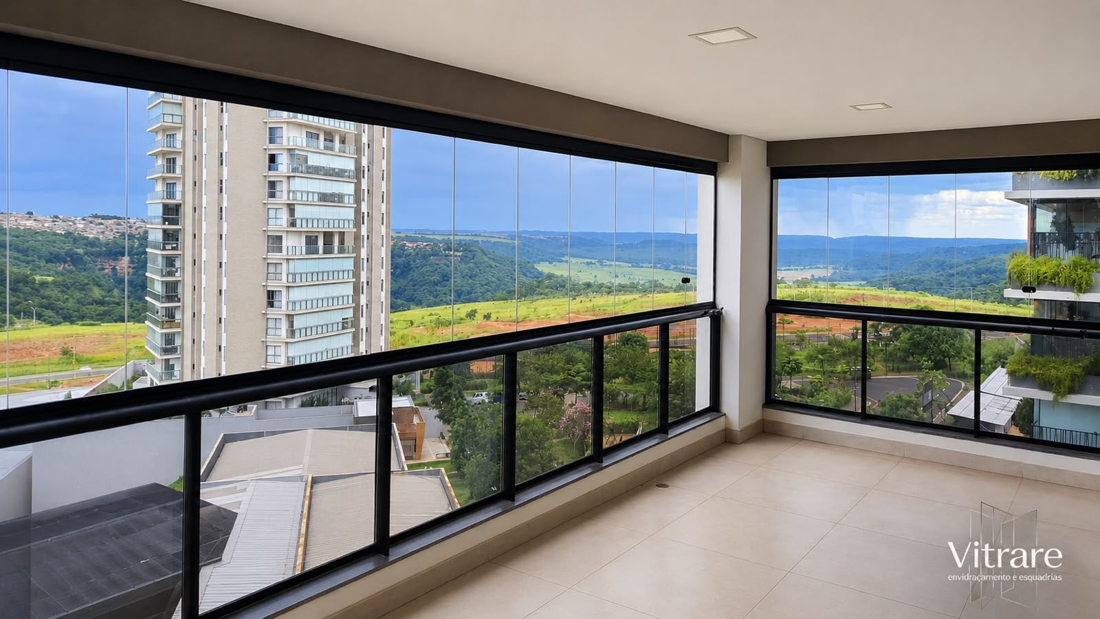 Sacada com sistema de envidraçamento e vista aberta